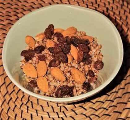 Φαγόπυρο με σταφίδες και αμύγδαλα